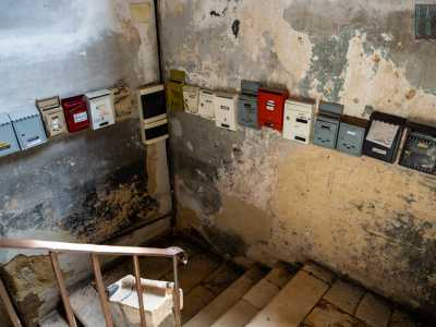 Continuiamo a salire le scale e, superata una variopinta serie di cassette postali...